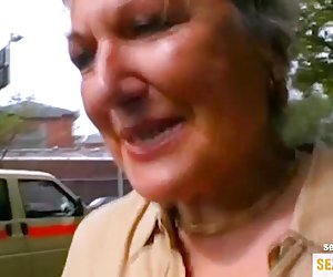 Oma ist geil auf ihren ersten Porno